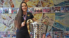 Liberecká volejbalistka Veronika Dostálová s pohárem pro vítěze extraligy.