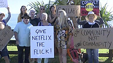 Lidé protestují proti plánované reality show Netflixu na plážích australského...