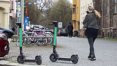 Mnozí obyvatelé Olomouce vyuívají sdílené elektrokolobky a kola. Dalí si...