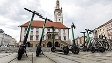 Mnozí obyvatelé Olomouce vyuívají sdílené elektrokolobky a kola. Dalí si...