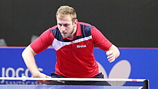 Stoln tenista Pavel iruek hraje bekhend na evropsk olympijsk kvalifikaci v...