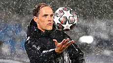 Trenér Chelsea Thomas Tuchel podává balon v utkání s Realem Madrid.