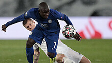 N'Golo Kanté (Chelsea) uniká s mí�em Tonimu Kroosovi z Realu.