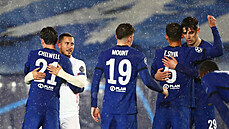 Eden Hazard z Realu Madrid se po zápase Ligy mistr zdraví s fotbalisty Chelsea.