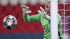 Keylor Navas (PSG) se natahuje za mí�em v semifinále Ligy mistr�.