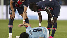 Kylian Mbappé (vlevo) a Idrissa Gueye z Paris St. Germain se sklánějí nad...