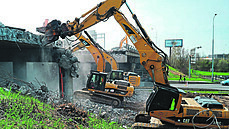 Tak vypadala demolice, do mostu se zakously t�ké stroje.