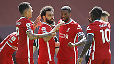 Fotbalisté Liverpoolu oslavují gól Mohameda Salaha (uprosted).