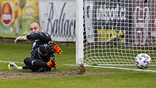 Zlínský branká Stanislav Dostál inkasuje gól z penalty.