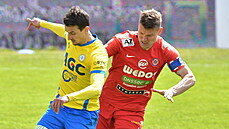 Teplický křídelník Vukadin Vukadinovič (vlevo) si kryje míč před Pavlem Dreksou...
