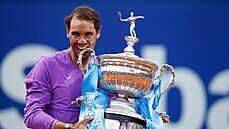 Rafael Nadal s trofejí pro vítze turnaje v Barcelon