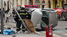 Filmové natáení na Karlínském námstí skonilo dopravní nehodou. (25. dubna...