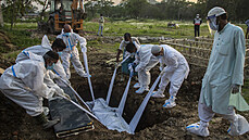 Píbuzní v Indii pohbívají zemelého, který se nakazil koronavirem. 25. dubna...