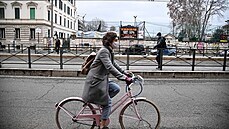 Cyklista v kvůli koronavirovým omezením převážně prázdném Římě. (25. ledna 2021)