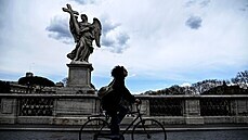 Cyklista v kvůli koronavirovým omezením převážně prázdném Římě. (17. března...