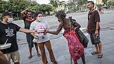 Chudí Brazilci ekají v adách na jídlo, zem elí spolu s koronavirovou...