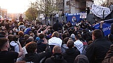 Protesty fanoušků proti plánované fotbalové Superlize před stadionem Chelsea