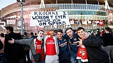 Fanou�ci Arsenalu protestují proti sou�asnému majiteli Stanu Kroenkemu.