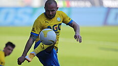 Teplický fotbalista Tomáš Vondrášek v akci během pohárového utkání v Plzni.