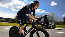 Rohan Dennis v akci bhem prologu závodu Kolem Romandie.