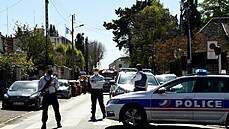 Ve francouzském mst Rambouillet hlídkuje policie poté, co tam útoník u...