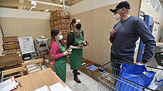 Sbírka potravin pro lidi v nouzi v hypermarketu ve Vsetín. (24. dubna 2021)