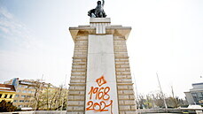 Na pomníku rudoarmjcm na Moravském námstí v Brn se objevil hanlivý symbol s...