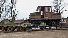Sthování elektrické lokomotivy Ringhoffer z roku 1916 z jaromského muzea...
