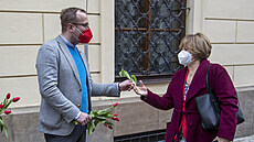 Iniciativa Jsme fér rozdávala ped schzí Snmovny ervené tulipány. Poslanci...