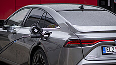 Toyota Mirai vyu�ívá vodík k výrob� elekt�iny a produkuje pouze �istou vodu;...