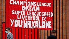 Transparent na venkovní zdi liverpoolského stadionu Anfield odsuzující projekt...