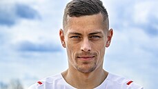 Tomáš Holeš představuje novou venkovní sadu bílých dresů pro fotbalovou...