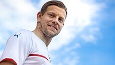 Úto�ník Mat�j Vydra v novém bílém dresu národního mu�stva pro venkovní zápasy.