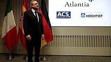 Florentino Pérez, p�edseda Realu Madrid, p�ichází na tiskovku, kde bude...