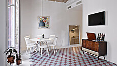 Stůl Eiffel DSW, navržený Charlesem a Ray Eamesovými, obklopují židle Siebe od...