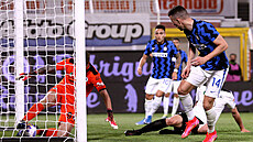 Ivan Perišič z Interu Milán střílí gól v duelu s týmem Spezie.