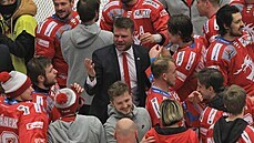 Trenér Václav Varaa uprosted radujících se hokejist Tince