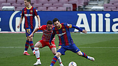 Lionel Messi (vpravo) z Barcelony v souboji s Quinim z Granady.