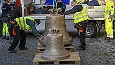Dlníci pipravují 21. dubna 2021 dva nové zvony Hatal (vtí zvon) a...