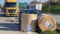 Na Praském okruhu se na silnici vysypaly balíky papíru, narazilo do nich auto....