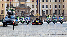 Vojenská policie doprovázela formuli 1 na Hradčanském náměstí.