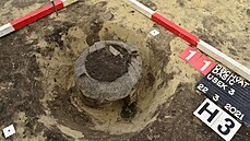 Keramická nádoba  urna, s pozstatky árového pohbu z mladí doby bronzové...