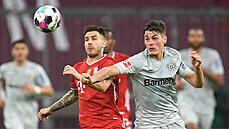 Lucas Hernandez (vlevo) z Bayernu Mnichov a Patrik Schick z Leverkusenu bojují...