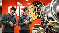 Jakub Galvas (vlevo) a Adam Boqvist se v zázemí Chicago Blackhawks uí správn...