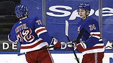 Filip Chytil (vlevo) a Kaapo Kakko oslavují trefu New York Rangers.