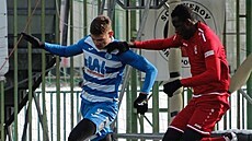 Ahmed Fofana (vpravo) z Chrudimi v zápase s Ústím