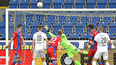 Jan Kalabiška (druhý zleva) ze Slovácka střílí gól v zápase s Plzní.