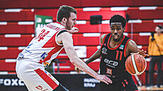 Jerrick Harding (vpravo) z Nymburka obchází Michala Svojanovského z Pardubic.