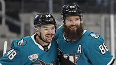 Tomá Hertl (48) a Brent Burns (88) oslavují trefu San Jose.