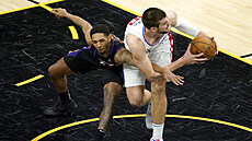 Cameron Payne (vlevo) z Phoenixu atakuje Ivicu Zubace z LA Clippers.